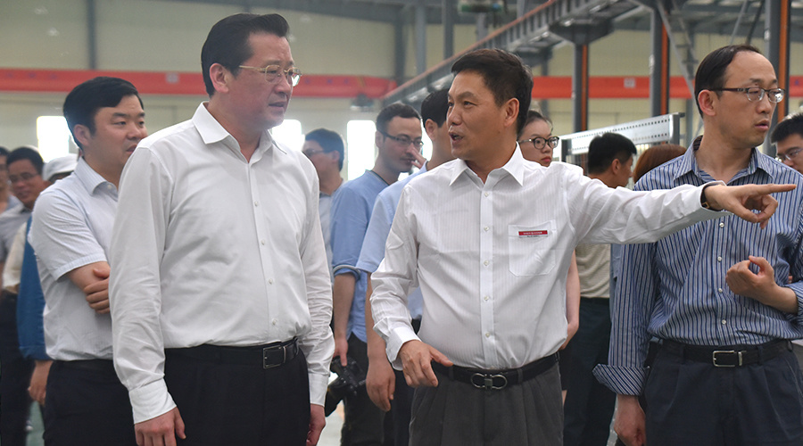 徐州市委常委、徐州經濟技術開發區黨工委書記王強參觀升華電梯“無人化工廠”(圖4) 徐州市委常委、徐州經濟技術開發區黨工委書記王強參觀升華電梯“無人化工廠”(圖4)